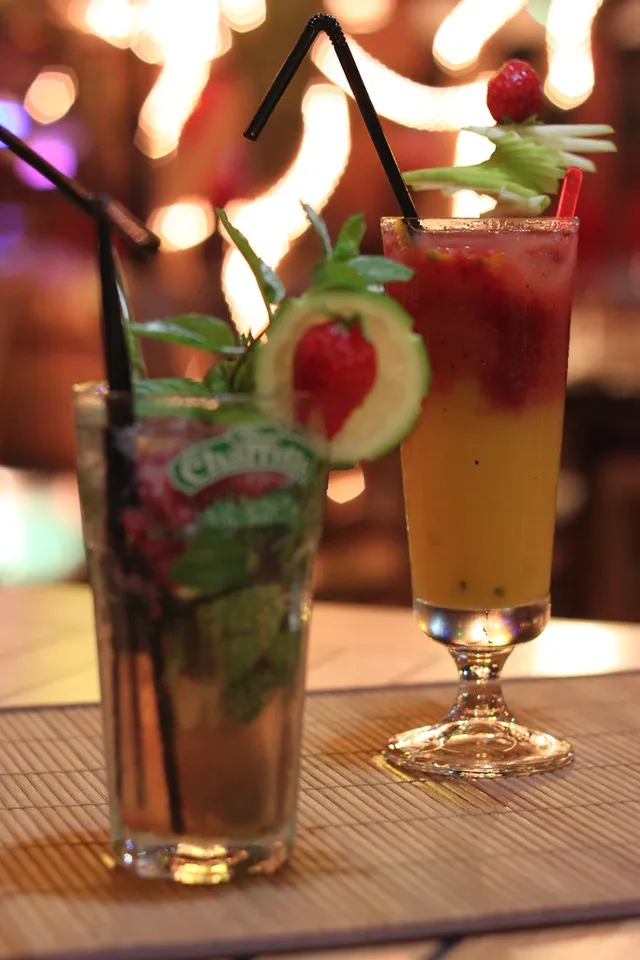 Cocteles con fresa y hierbabuena en la barra