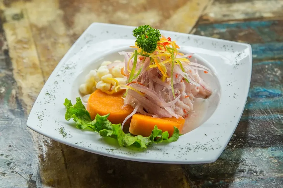 Ceviche de camarón con aguacate y cilantro en un plato hondo