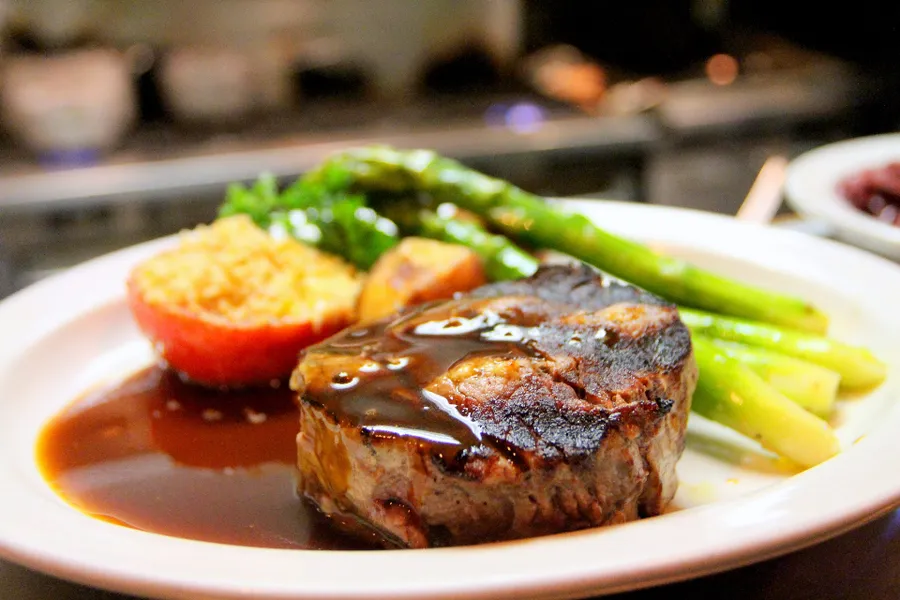 Filete de res con salsa oscura y espárragos
