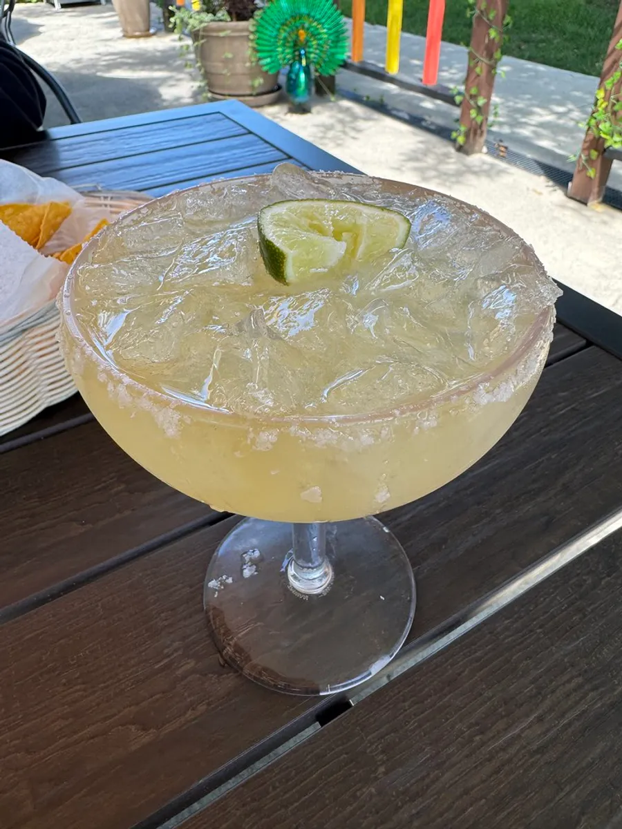 Margarita en copa con borde escarchado y limón