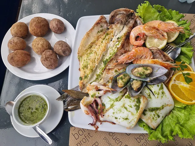 Charola de mariscos con pescado, camarones, mejillones y calamar