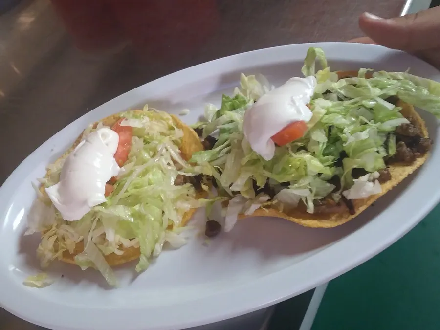 Tostadas con lechuga y crema en un plato